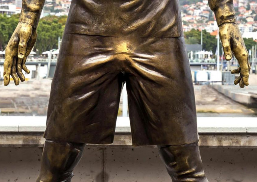 Статуя на Роналдо побърка жените (СНИМКИ)