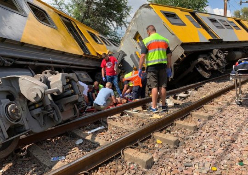Два влака се сблъскаха в ЮАР, има жертви и ранени (СНИМКИ)