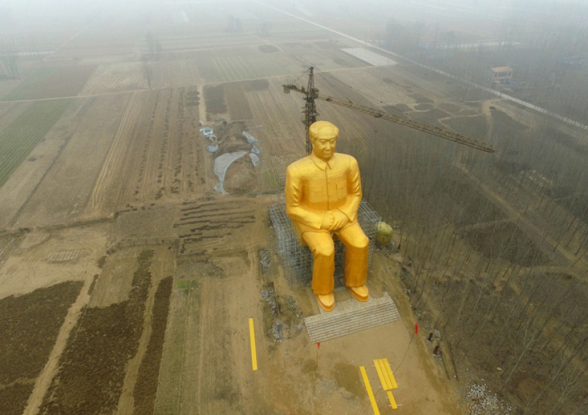 Уникално! Гигантска златна статуя на диктатора Мао цъфна в китайска провинция (СНИМКИ)