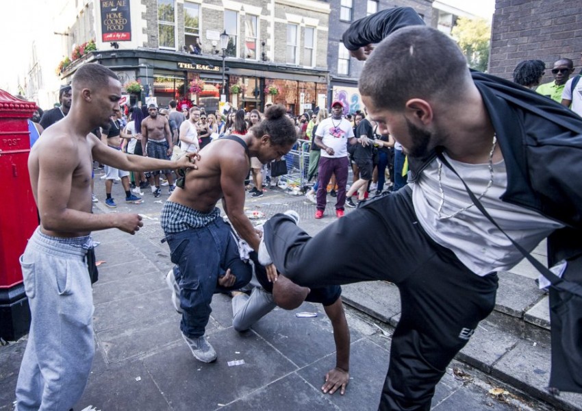 Кръв, арести и насилие на най-големия карнавал в Лондон (СНИМКИ)