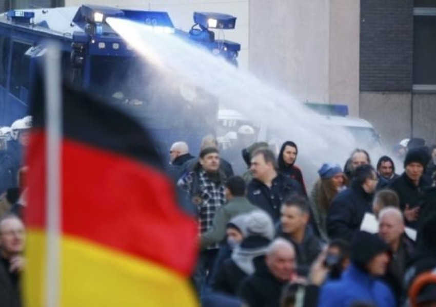 Стотици протестират в Кьолн, разпръскват ги с газ (СНИМКИ)