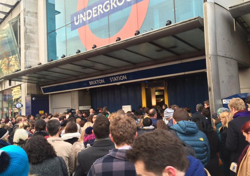 Хаос в лондонското метро тази сутрин (СНИМКИ)
