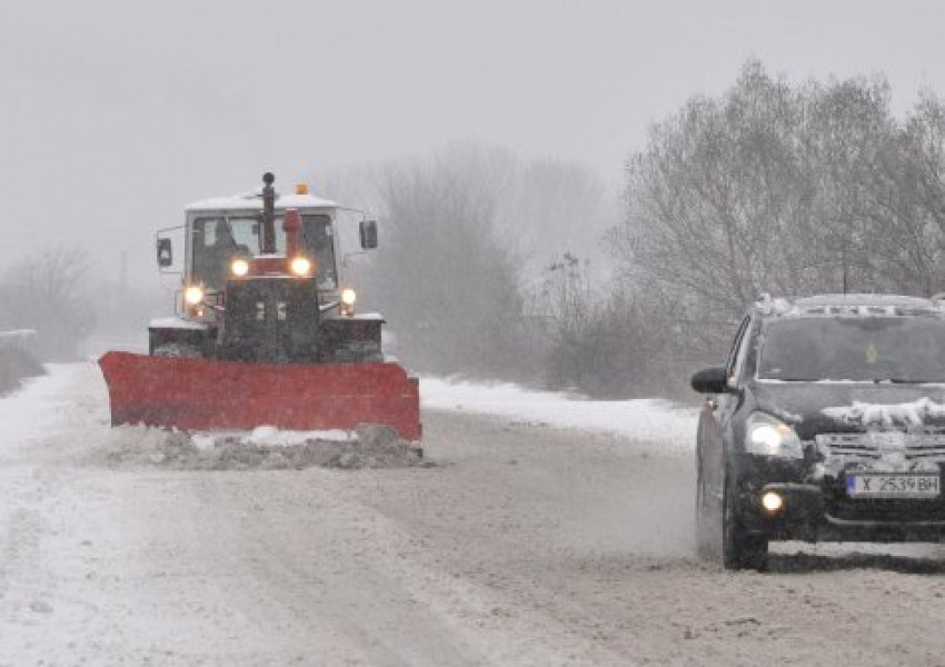 128 машини чистят снега в София