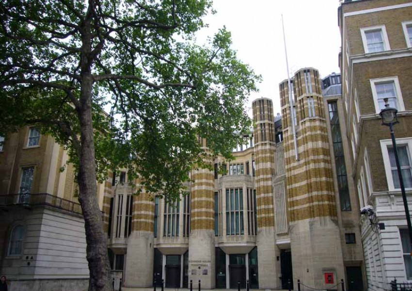 Британските депутати ще работят в мюсюлманска сграда