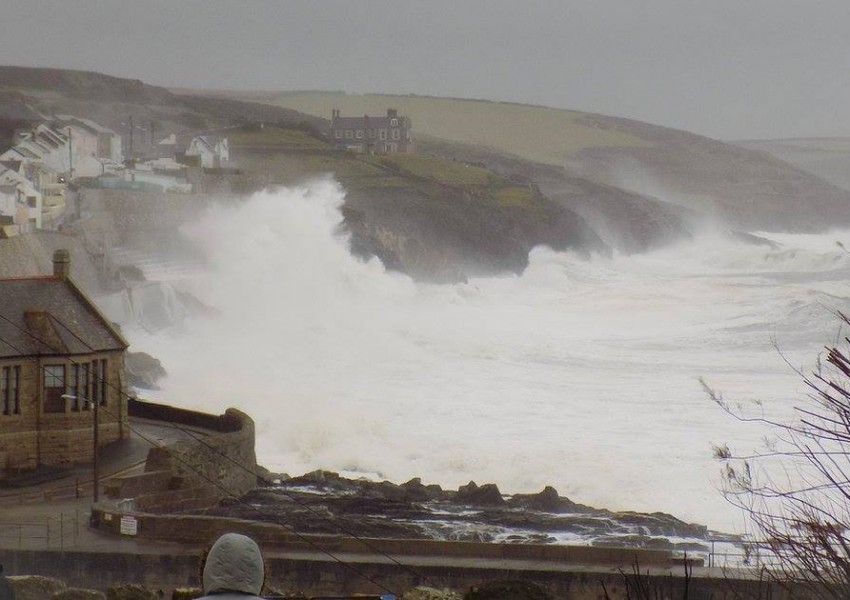 Вълни по над 20 метра и ураганен вятър удариха Великобритания (СНИМКИ)