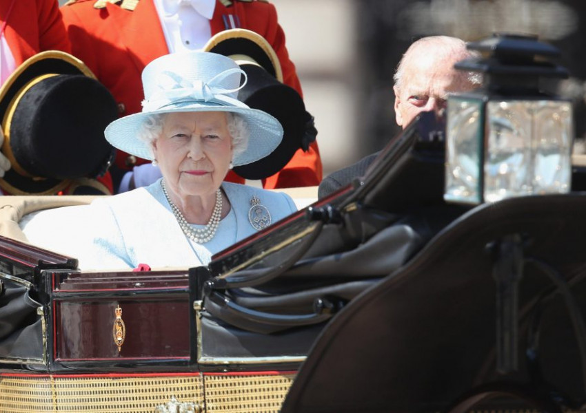 Елизабет II и принц Филип почетоха с минута мълчание жертвите на пожара в Лондон (СНИМКИ)