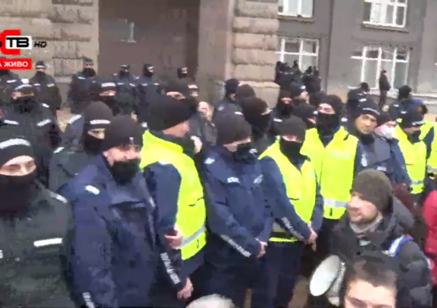 НАПРЕЖЕНИЕТО ЕСКАЛИРА: Протестиращи се опитват да нахлуят в сградата на Министерски съвет.