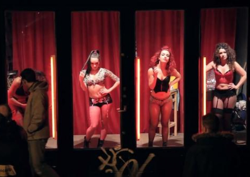 Глобяват те с 200 евро, ако гледаш проститутките в Амстердам