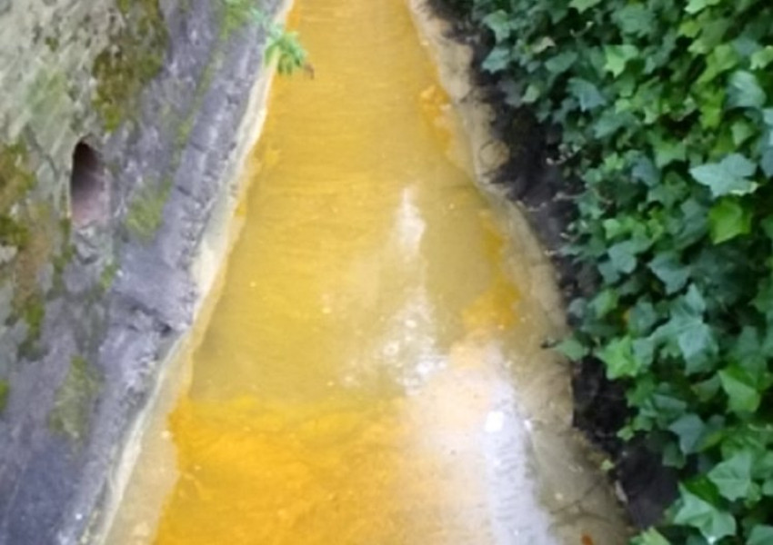 Река от къри се появи в Брадфорд (СНИМКИ)