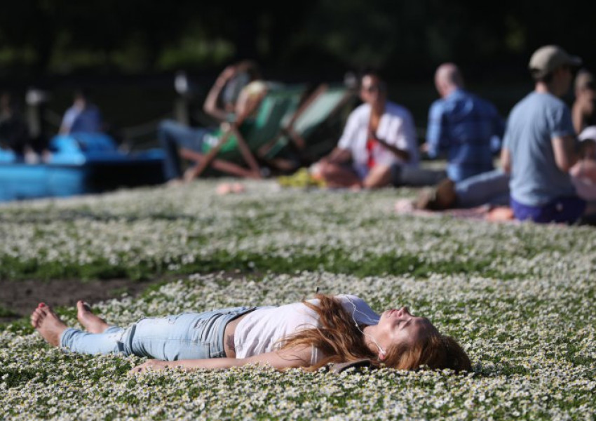 Рекордна жега се настанява на Острова 