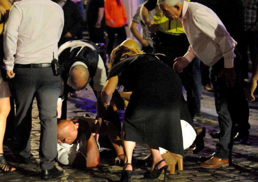 Кралска сватба по британски! Ето как народът отпразнува церемонията (СНИМКИ 18+)