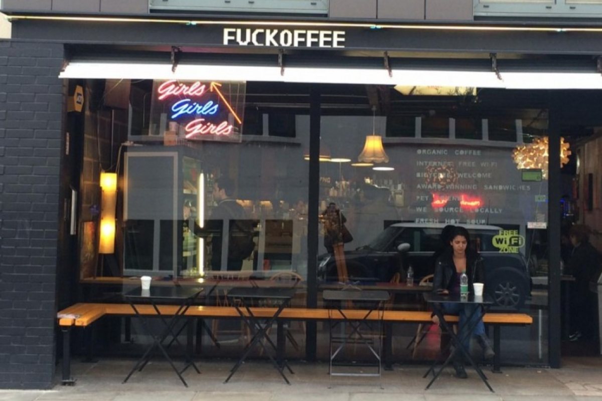 Свалиха марката Fuckoffee на кафене в Лондон, била обидна