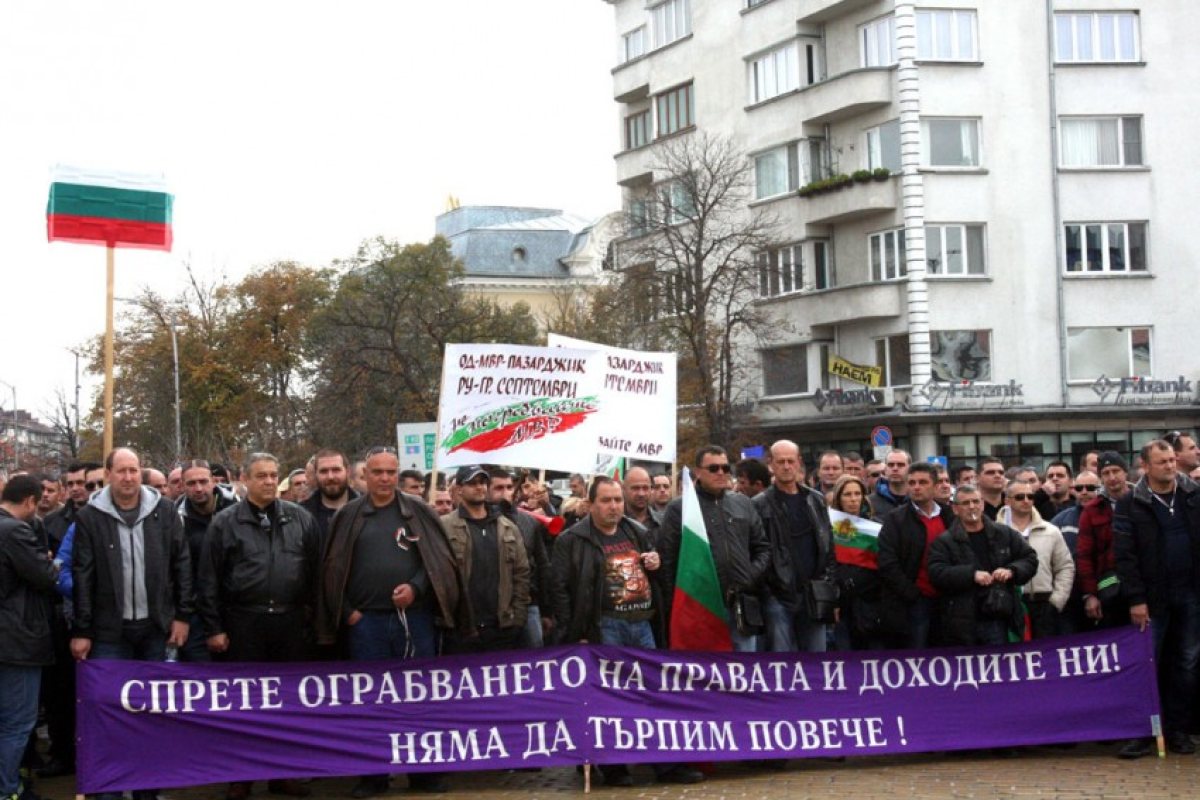Полицаите пак на протест, депутатите избягаха, а шофьорите недоволни заради скъпите винетки