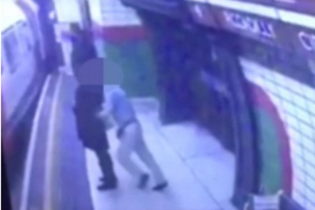 ШОКИРАЩО ВИДЕО! Пенсионер бутна забулена жена под влака в метрото (ВИДЕО 18+)
