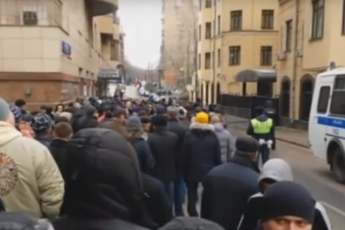 Протести в Москва! Демонстранти щурмуваха турското посолство (ВИДЕО)