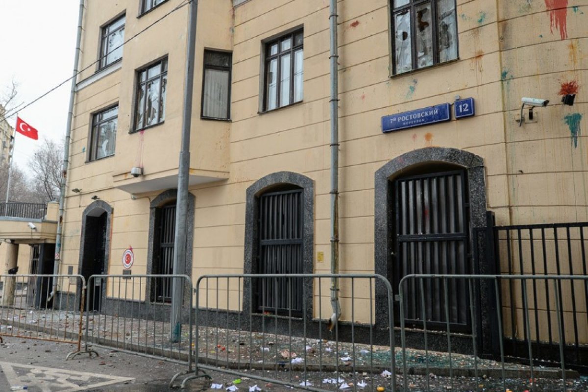 Протестът в Москва: гняв, щурм и потрошени прозорци