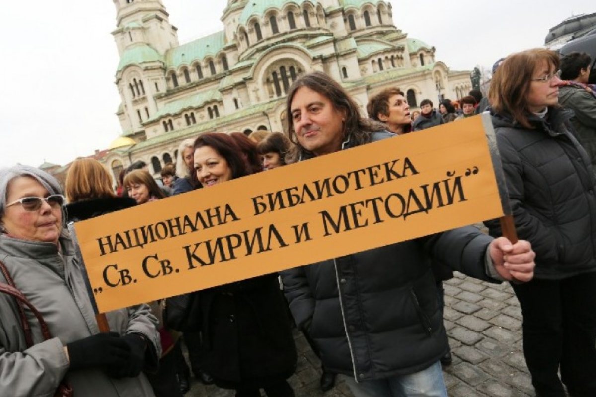 "2 висши + 4 езика = чистачка" или зле платен библиотекар