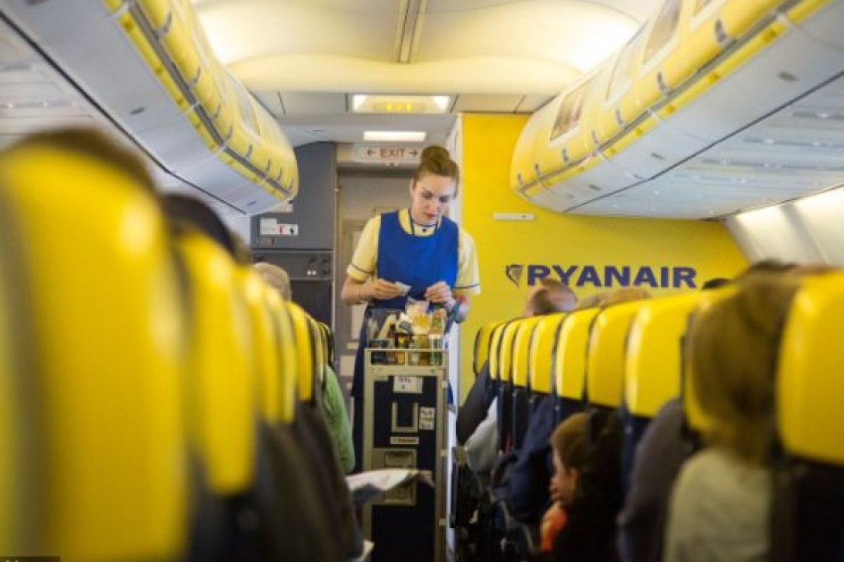 Пътник осъди Ryanair за 28 000 паунда заради разлят чай по него