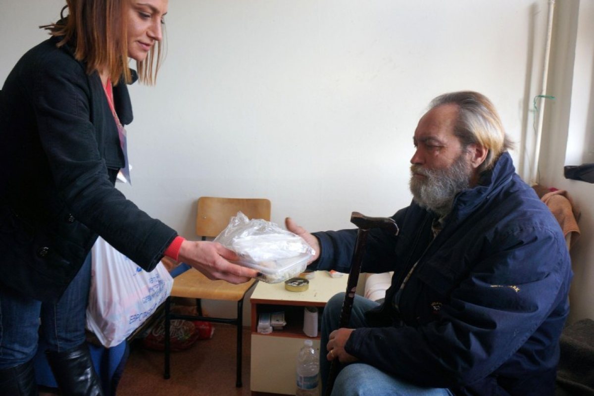 Десетки доброволци осигуриха празнична атмосфера за бездомните в София