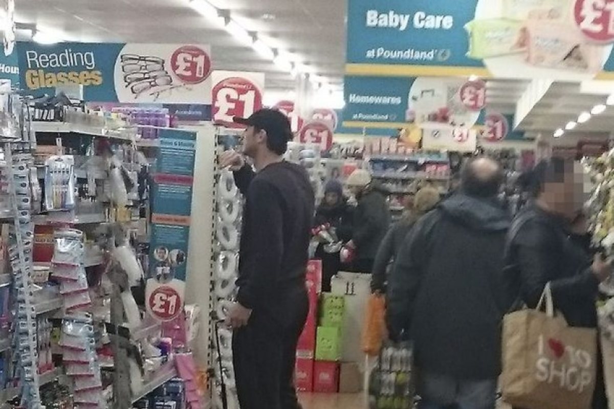 Франк Лампард пазарува от магазин за един паунд (ПАПАРАШКА СНИМКА)