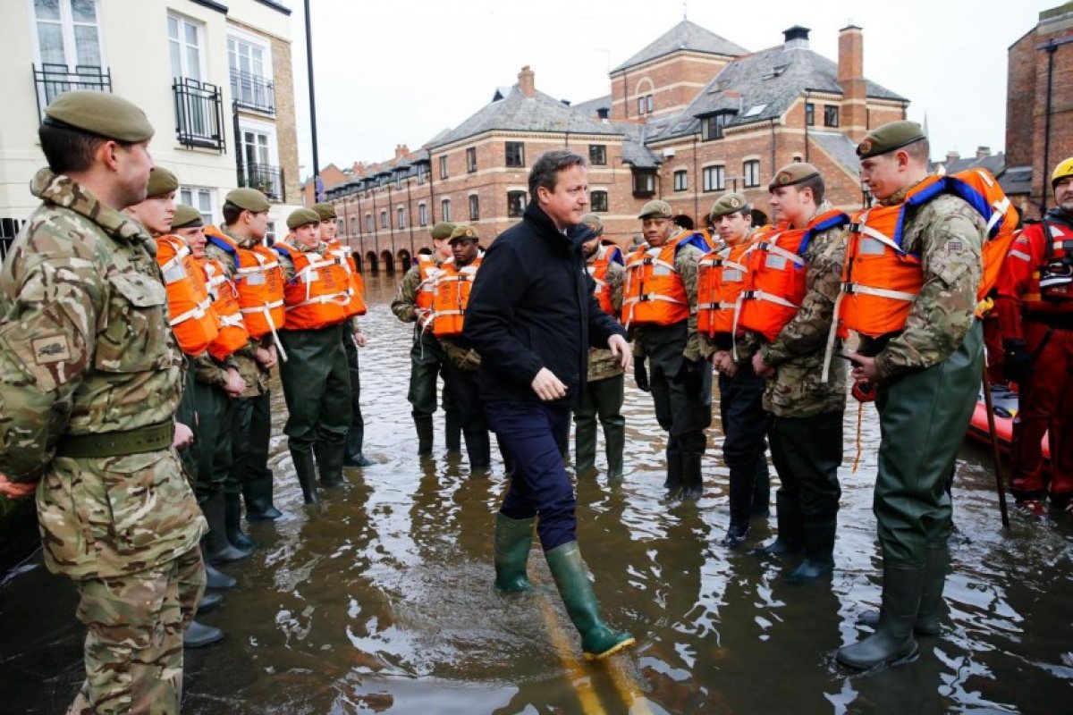 Камерън посети бедстващите райони в Северна Англия