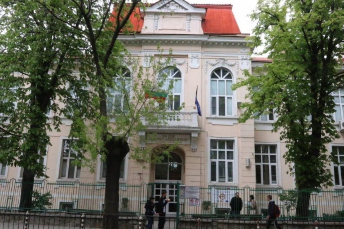 Евакуираха еврейско училище в София