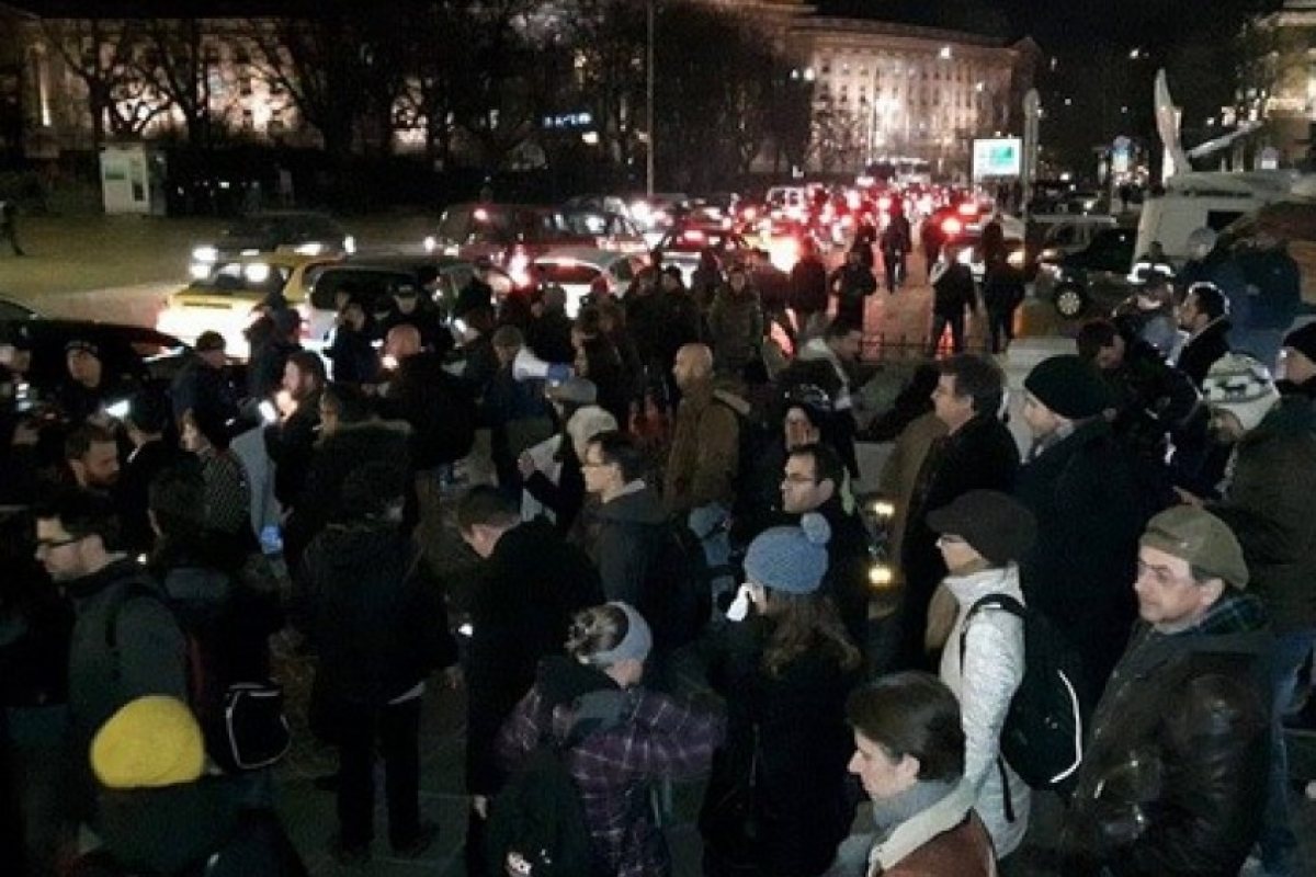 "Долу Бойко!" и "Оставка!" - скандираха протестиращи в София (ВИДЕО)