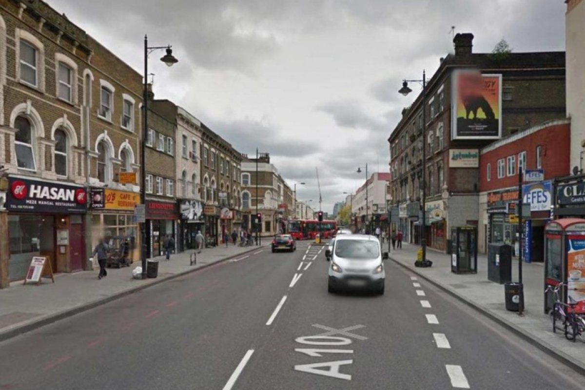 Чисто гол мъж предизвика шок в центъра на Лондон (СНИМКИ 18+)