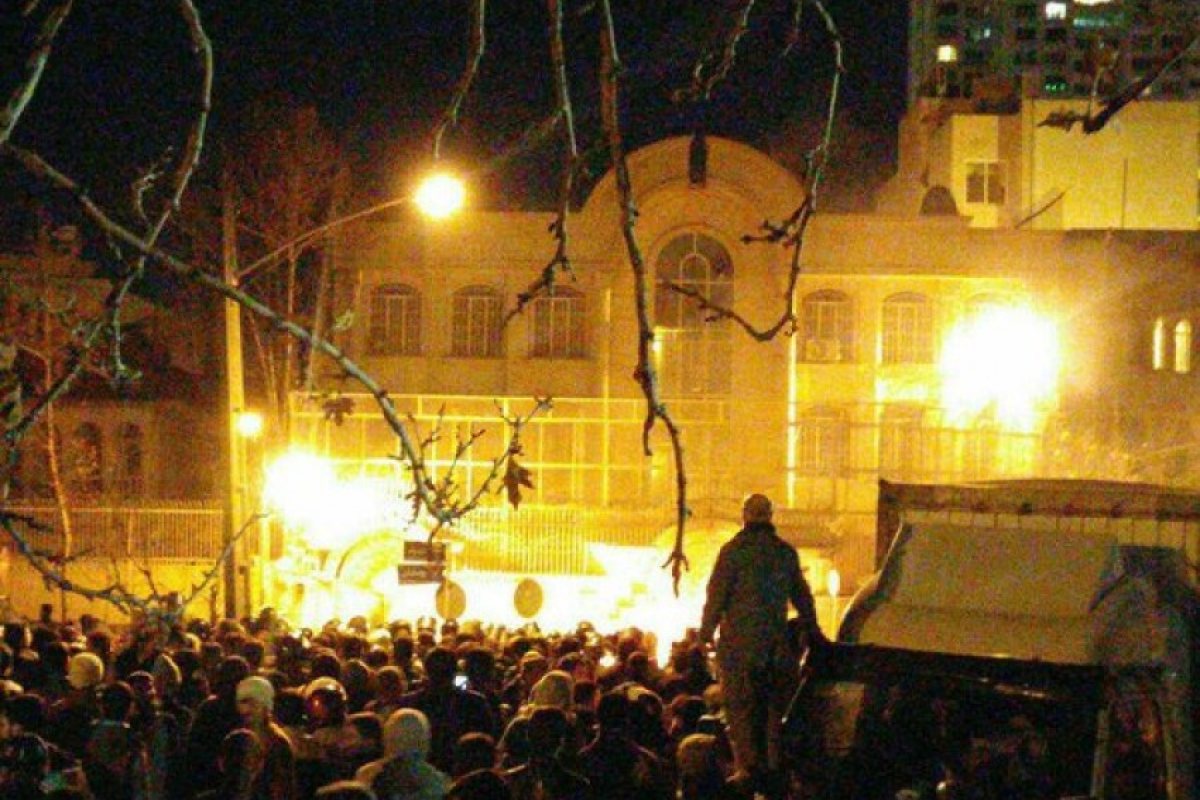 Подпалиха саудитското посолство в Иран (ВИДЕО)