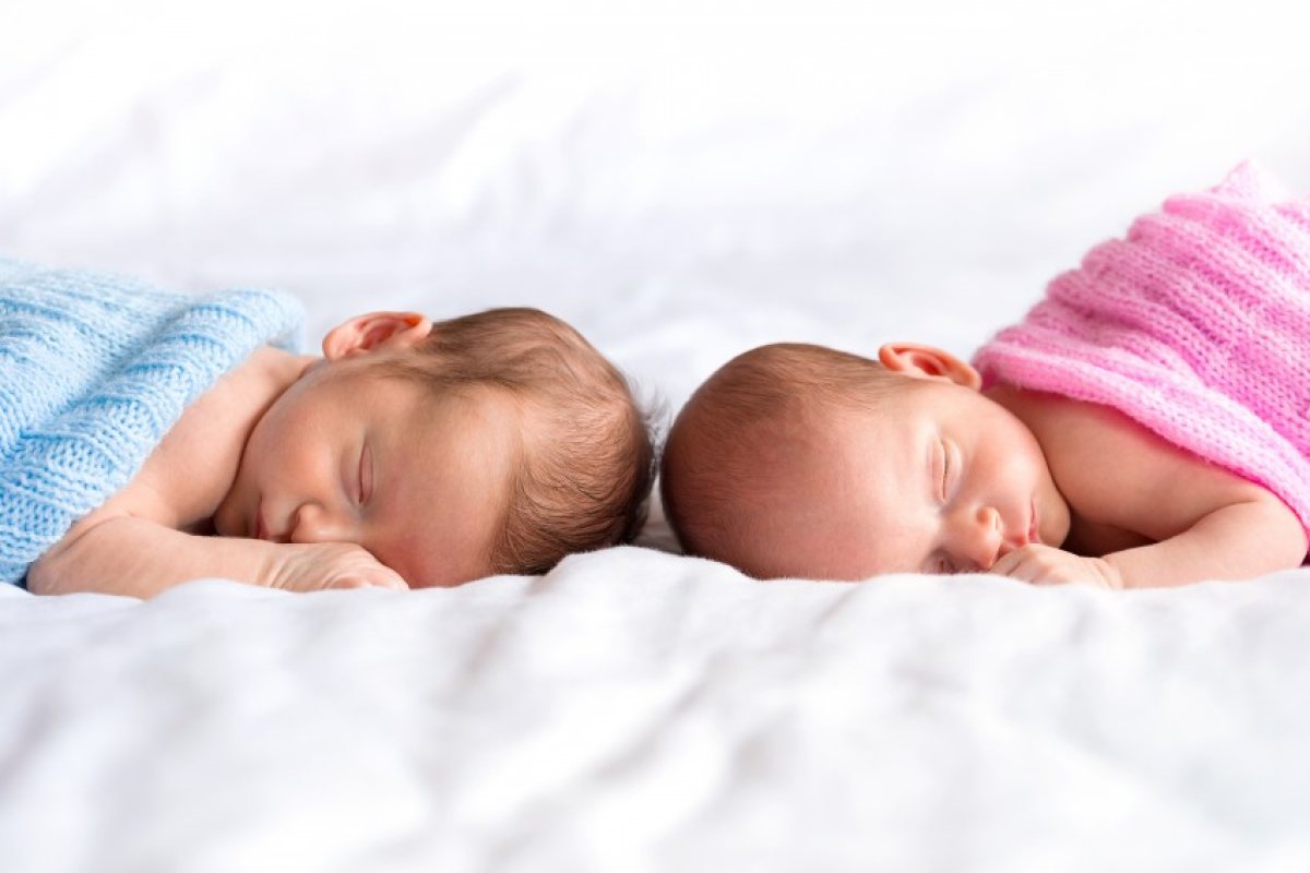Близнаци се родиха в различни години