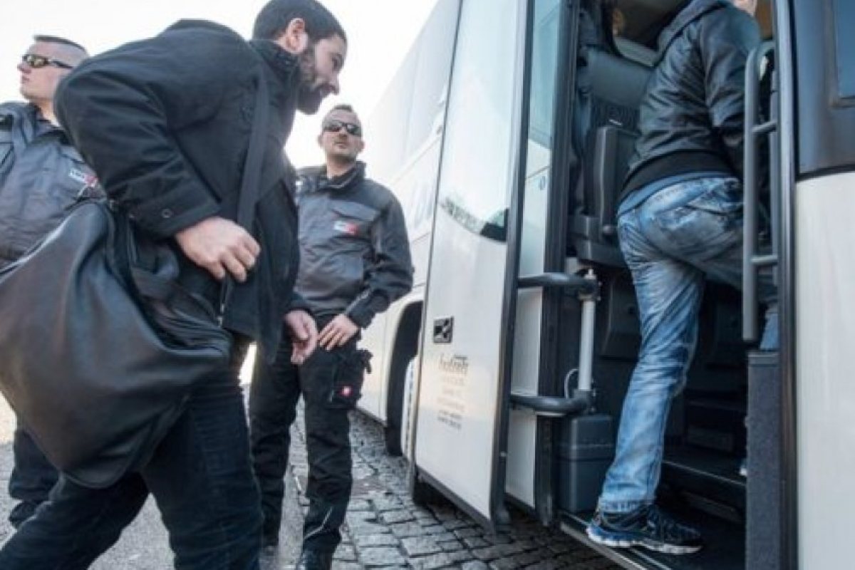 Разгневен германски кмет изпрати при Меркел автобус, пълен с бежанци