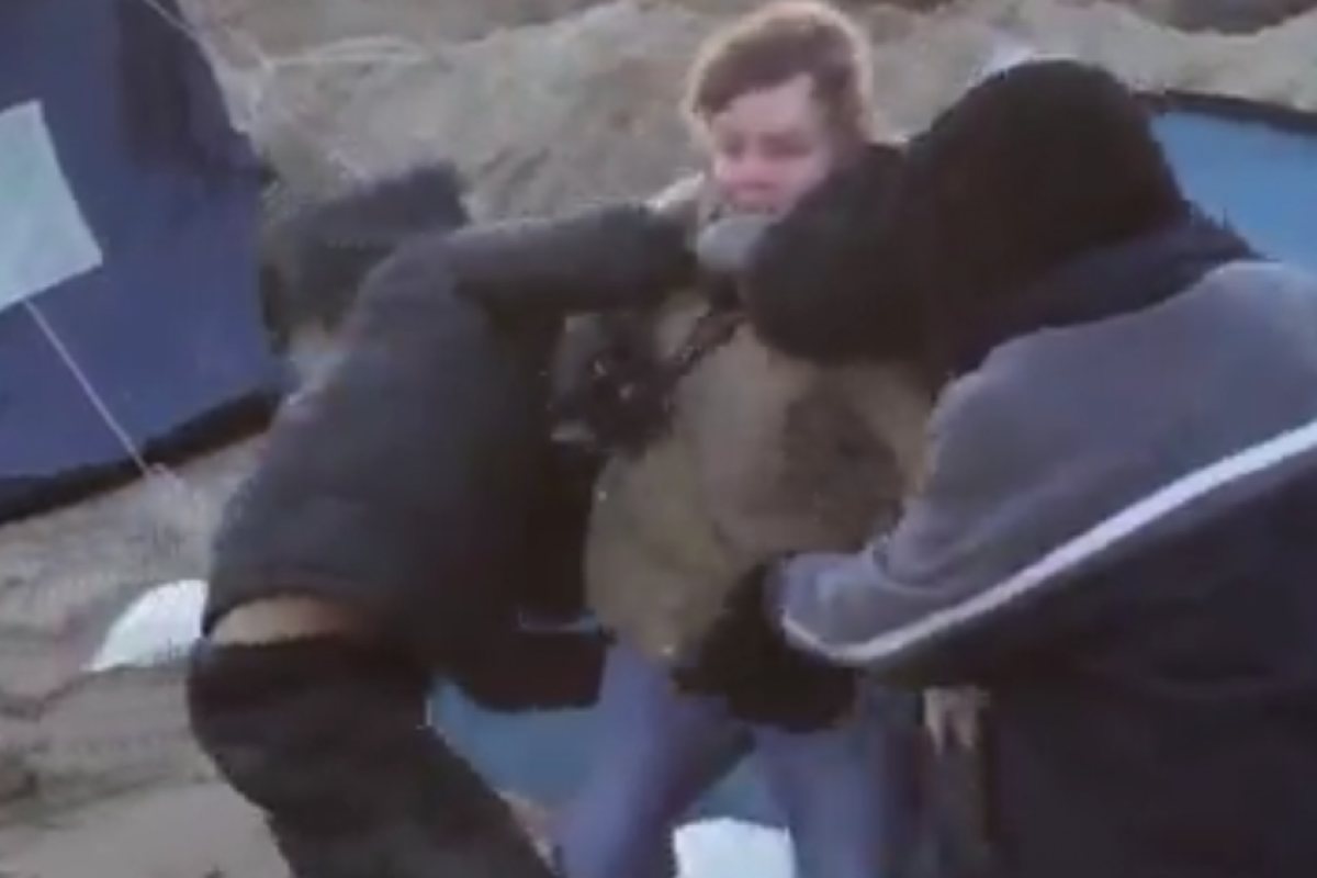 Въоръжени бежанци нападнаха журналисти в Кале (ВИДЕО 18+)