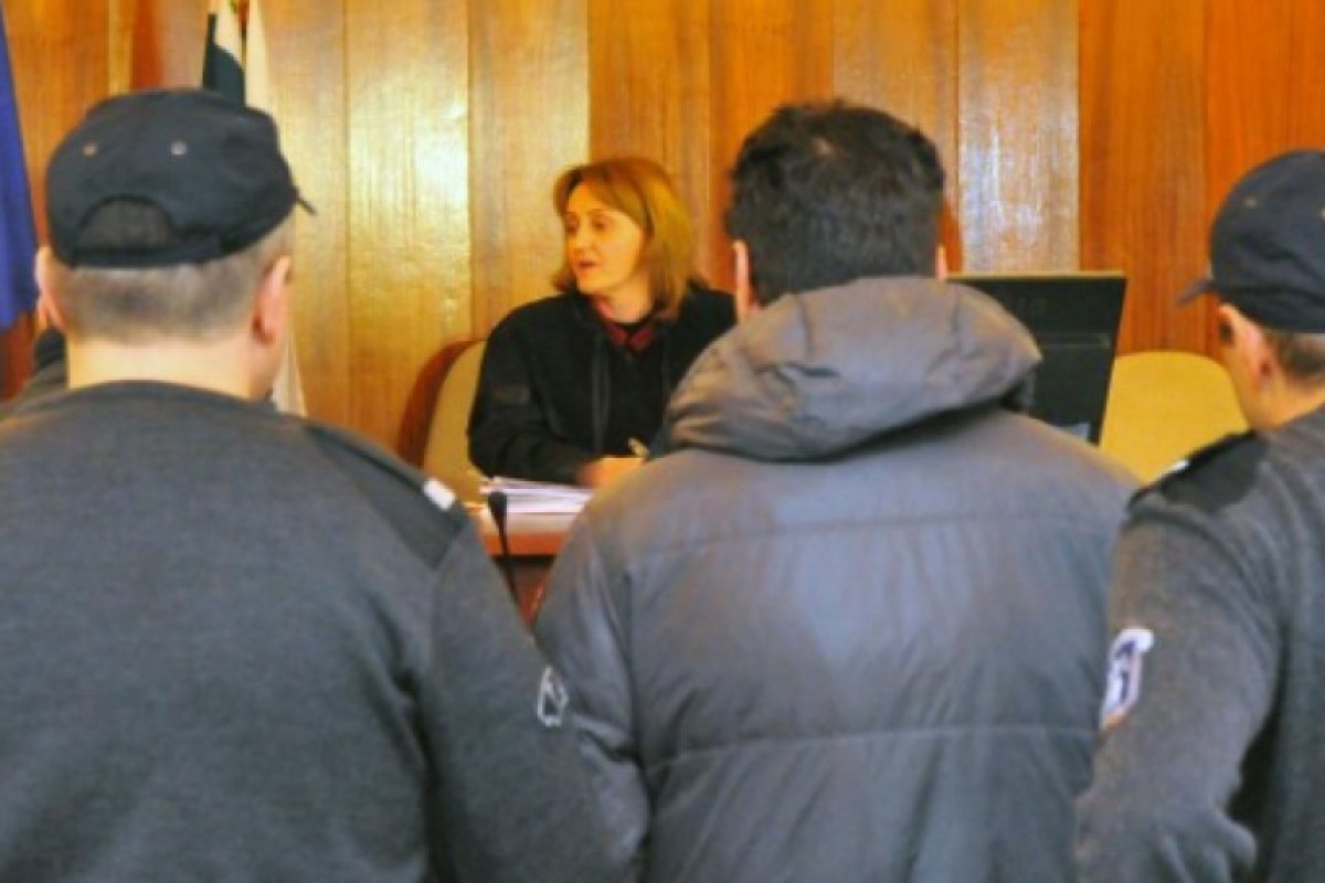 Прокуратурата обжалва "домашния арест" на Поничките