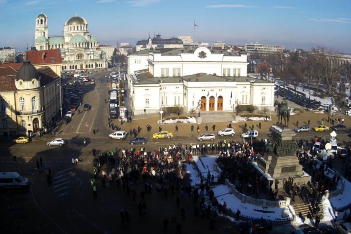 По-малко от 200 души на протеста пред Народното събрание