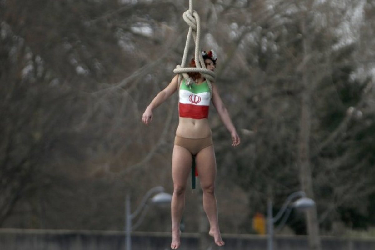 Полугола жена висна от мост в Париж (СНИМКИ)