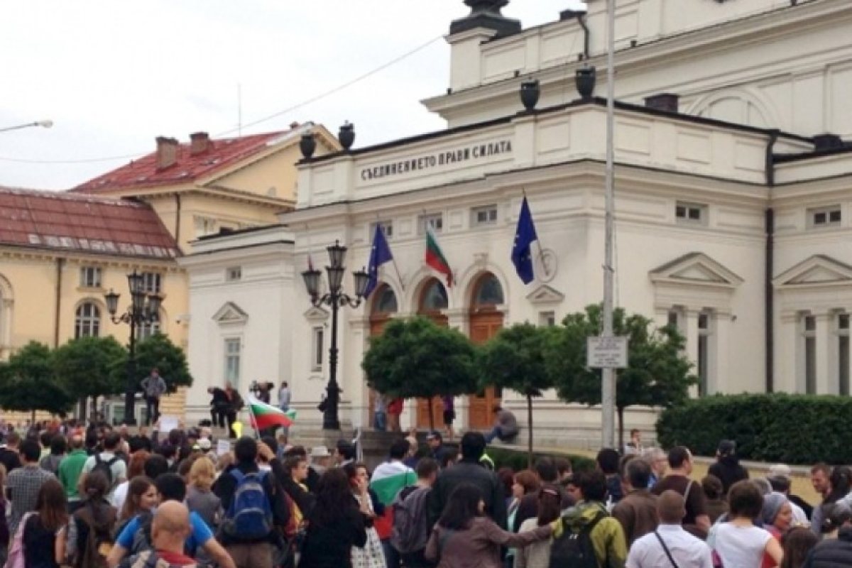Близо 300 души се събраха на протеста пред Народното събрание