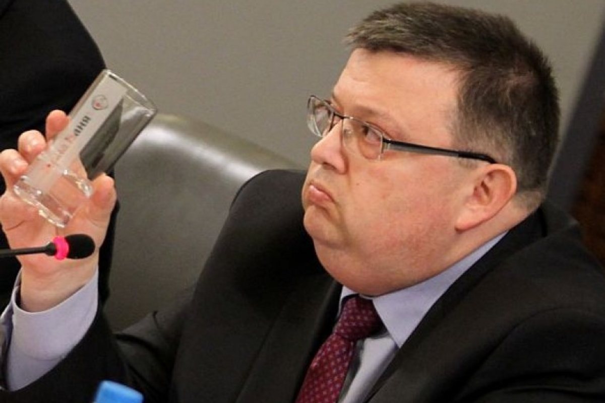 Цацаров: Няма да подавам оставка заради "площадни викове"