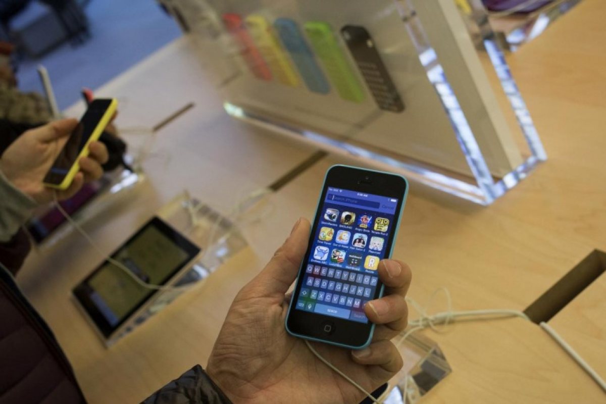 Прегряла батерия на iPhone убила англичанин в съня му