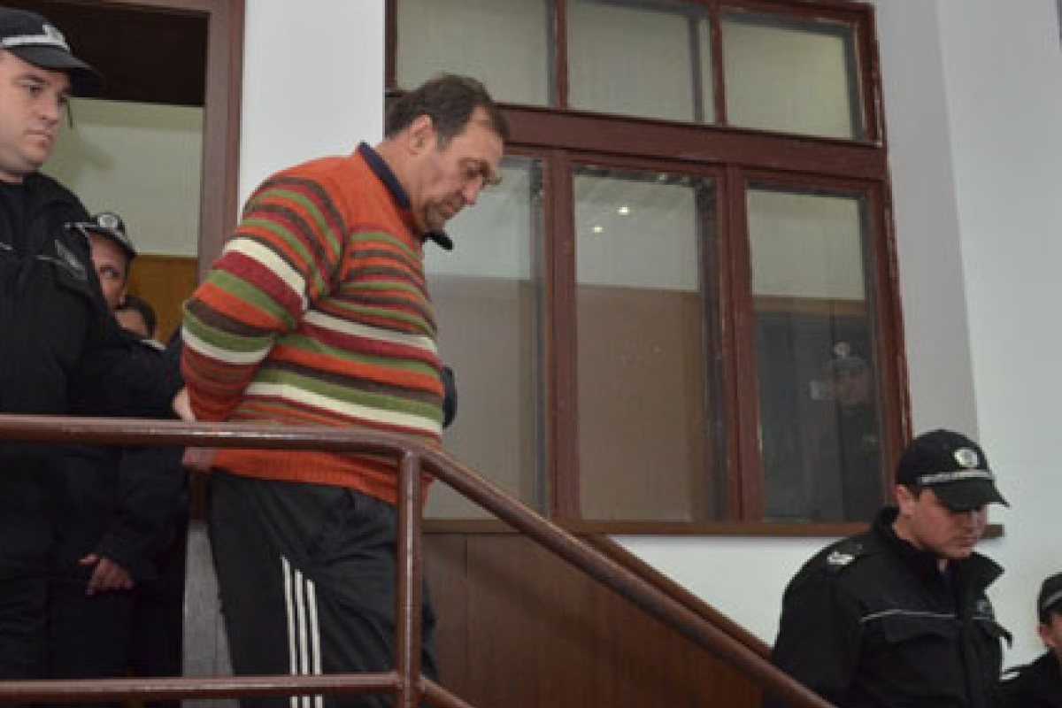 Обсада пред болницата в Пазарджик, гледа се мярката на Евстатиев