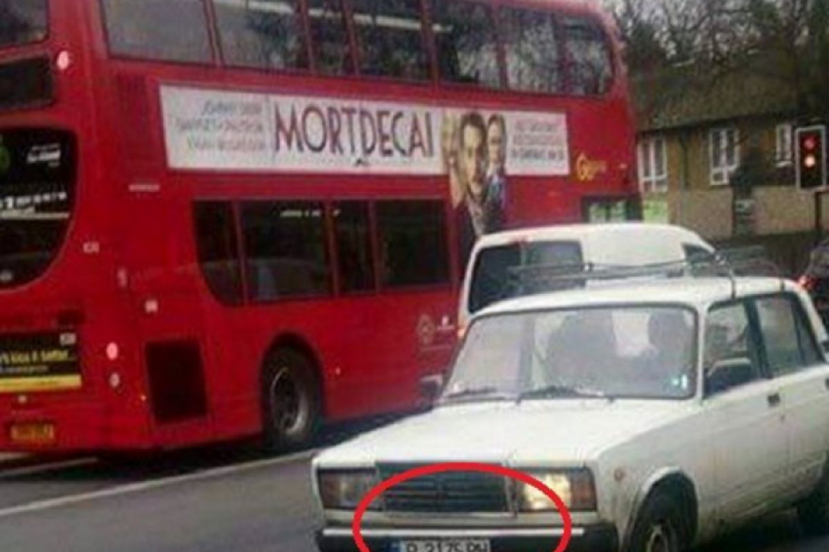 Пълен смях! Бяла русенска „Лада“ изпреварва автобуси в центъра на Лондон (СНИМКА)