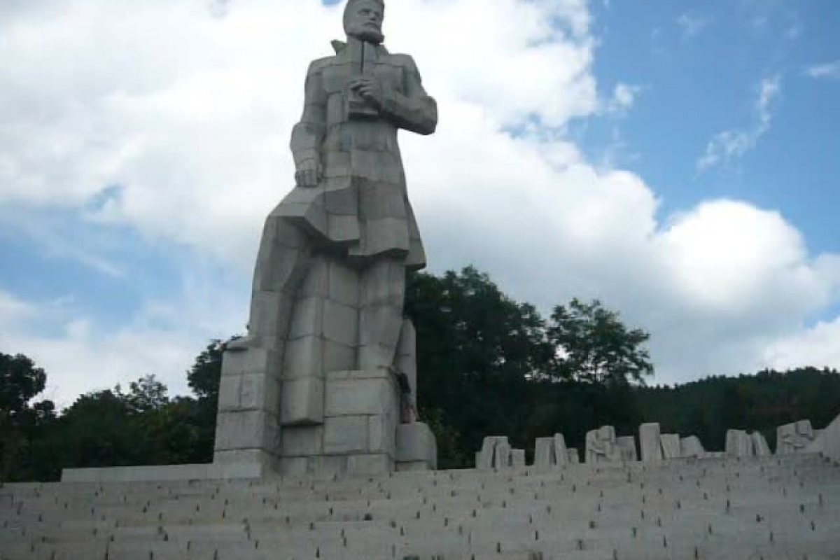 Поне 300 000 лв. са необходими за ремонт на паметника на Христо Ботев в Калофер