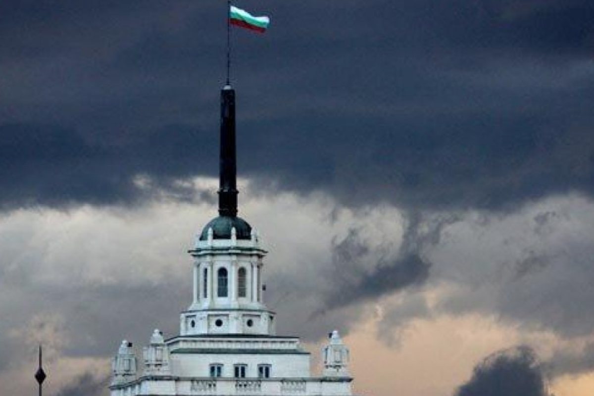 Бурни ветрове изкорениха дървета, свалиха билбордове