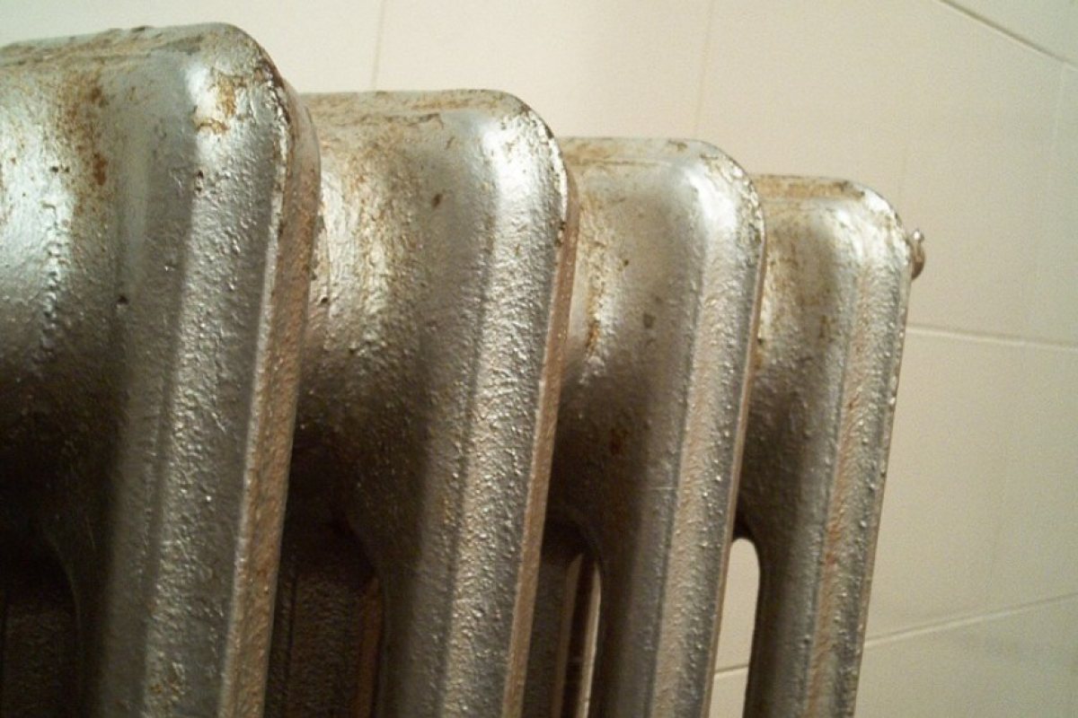 Заради дълг за парно, семейство остава без...половин апартамент