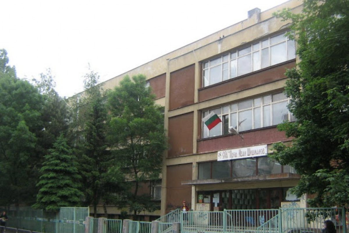 Кола се вряза в оградата на столично училище