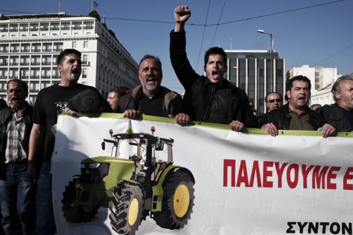 Протестът в Атина: Масови сблъсъци, сълзотворен газ и замерване с откъртени павета