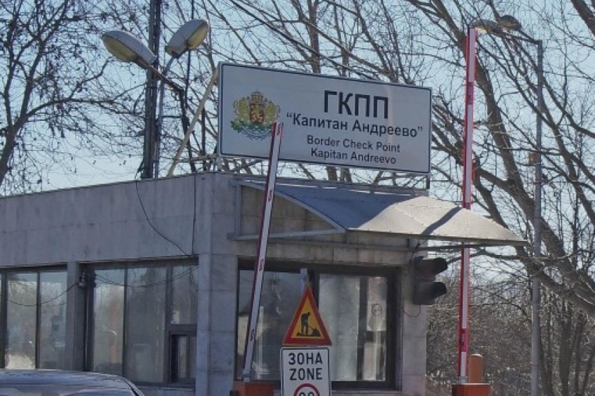 Заловиха 97 полузадушени бежанци в ТИР преди да влязат в България