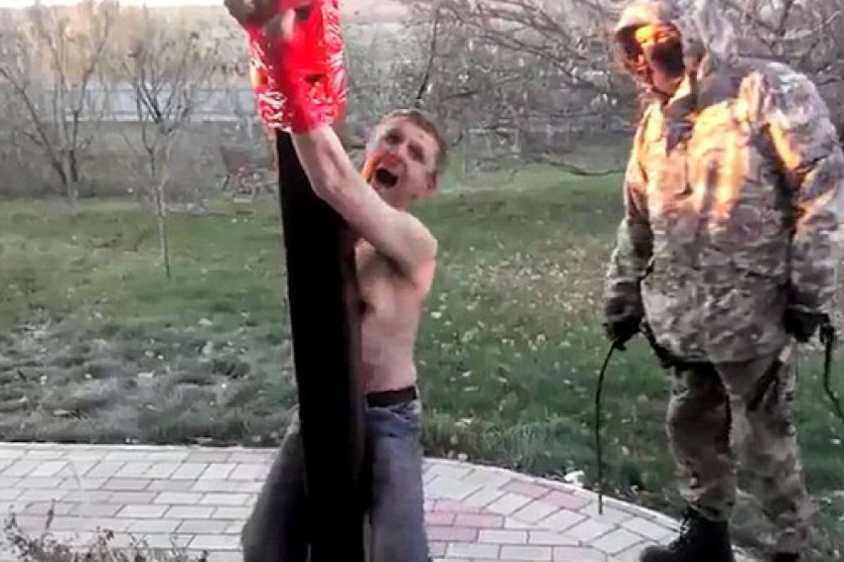Проруски бунтовници пребиват жестоко нарко дилър (ВИДЕО и СНИМКИ 18 +)