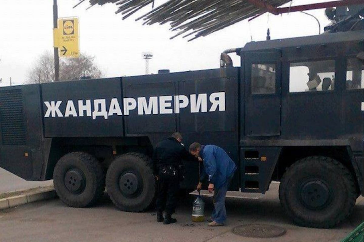Куриоз! Жандармерист източва бензин от служебния си автомобил (СНИМКА)