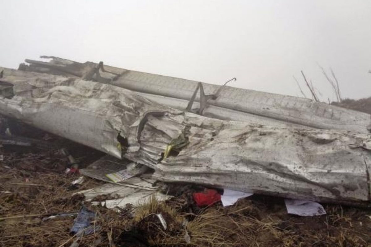 Самолет с 11 души на борда се разби в Непал