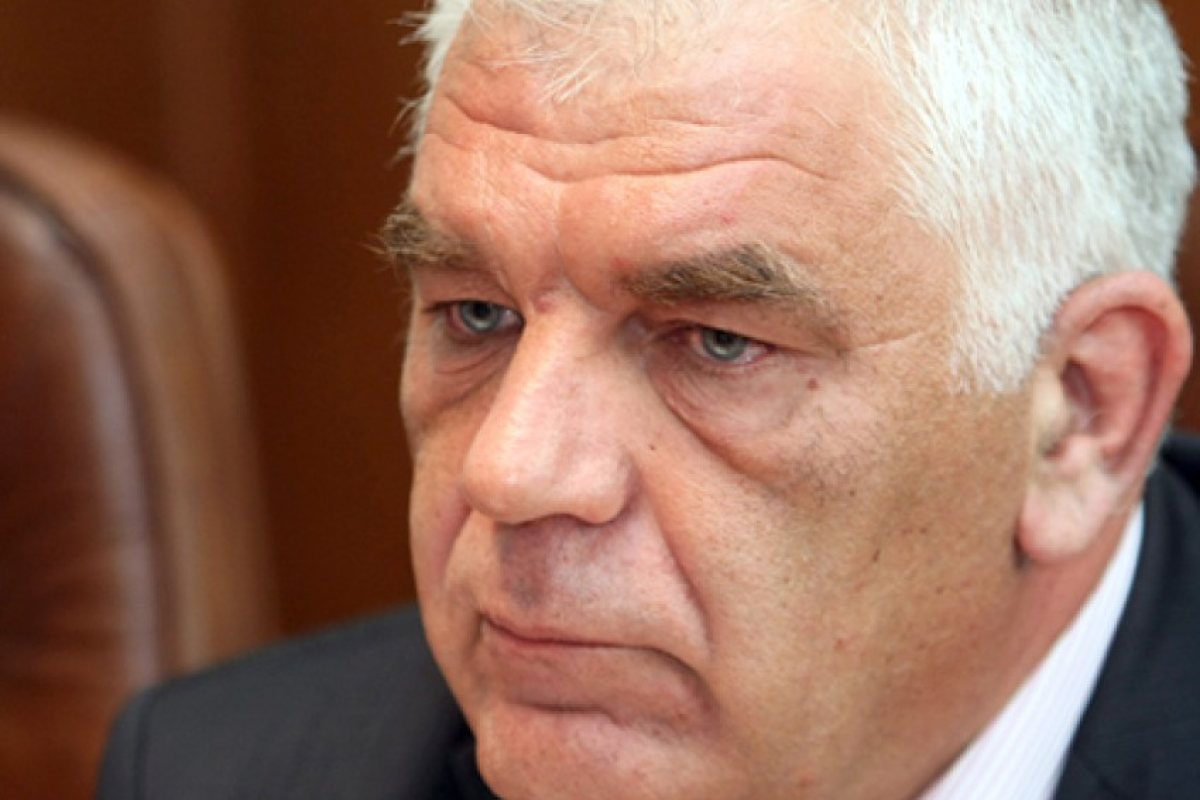 Премиерът Борисов кацна с хеликоптер за поклонението пред Ваньо Танов